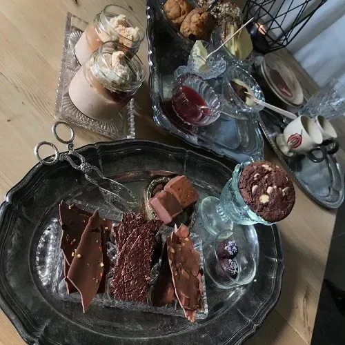 Silverbricka med chokladbitar, tryffel och chokladfika