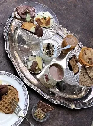 Silverbricka med varm choklad, våfflor, chokladmousse och små chokladdesserter