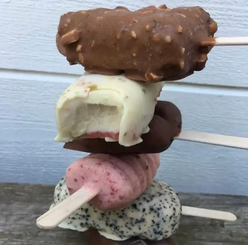 Staplade pinnglassar doppade i choklad, jordgubb, vanilj och vallmofrö
