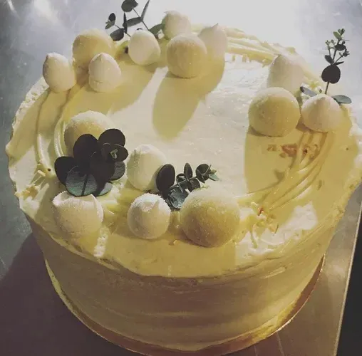 Vit tårta med vit choklad, maränger och eukalyptusblad