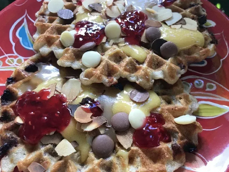 Våfflor med hemkokt sylt, vaniljkräm, mandelspån och chokladknappar